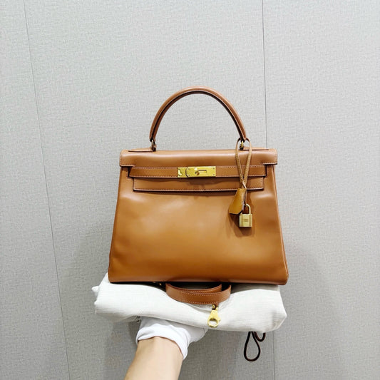 Hermès Kelly 28 - Gold Box Calfskin with Gold Hardware (Circle V Stamp / Vintage Character)