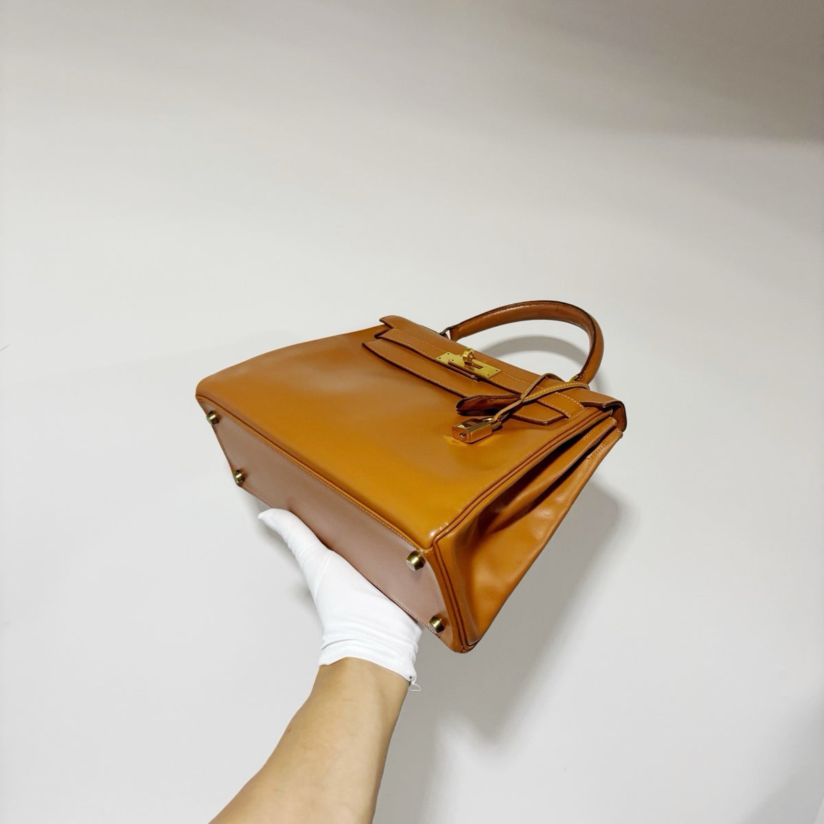 Hermès Kelly 28 - Gold Box Calfskin with Gold Hardware (Circle V Stamp / Vintage Character)