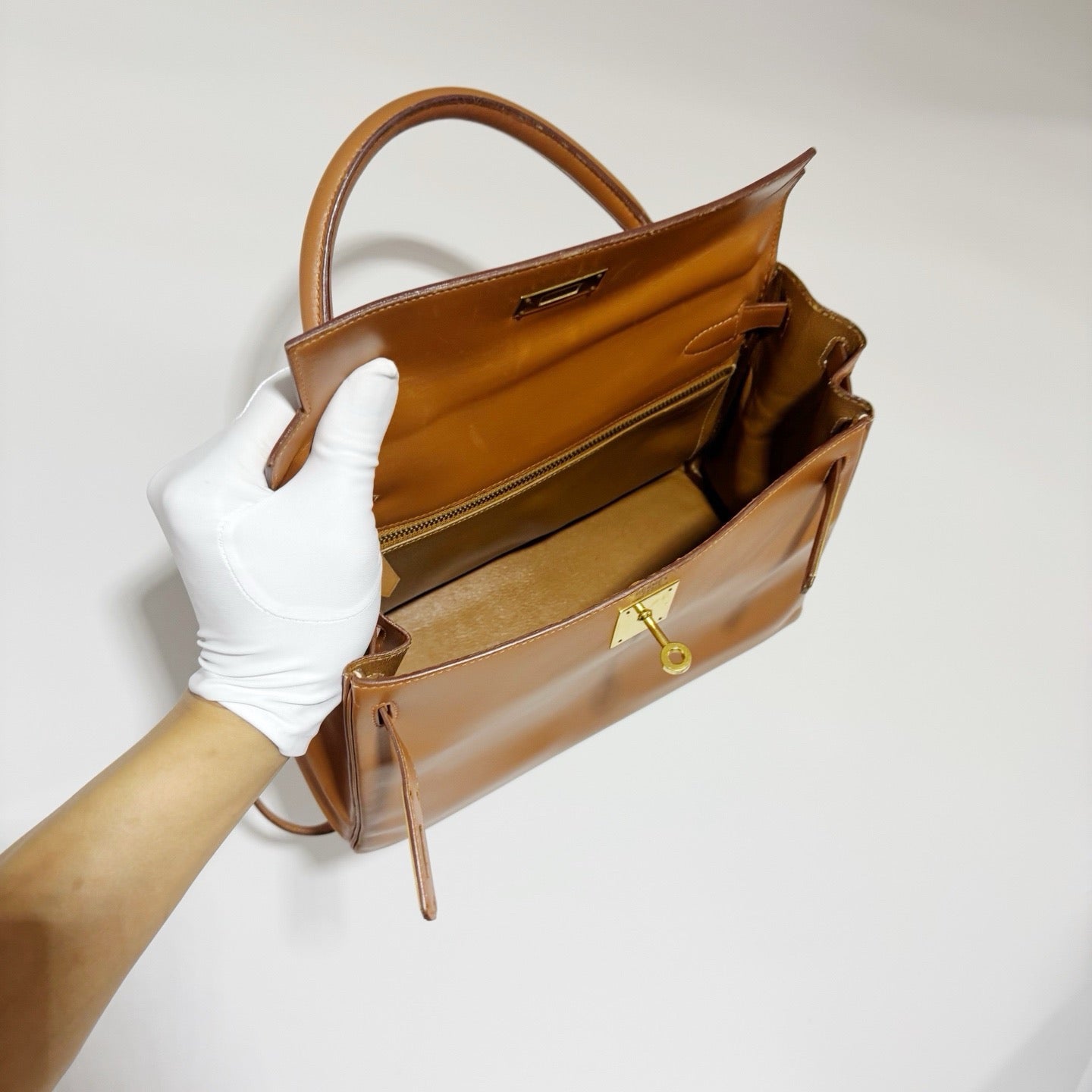 Hermès Kelly 28 - Gold Box Calfskin with Gold Hardware (Circle V Stamp / Vintage Character)